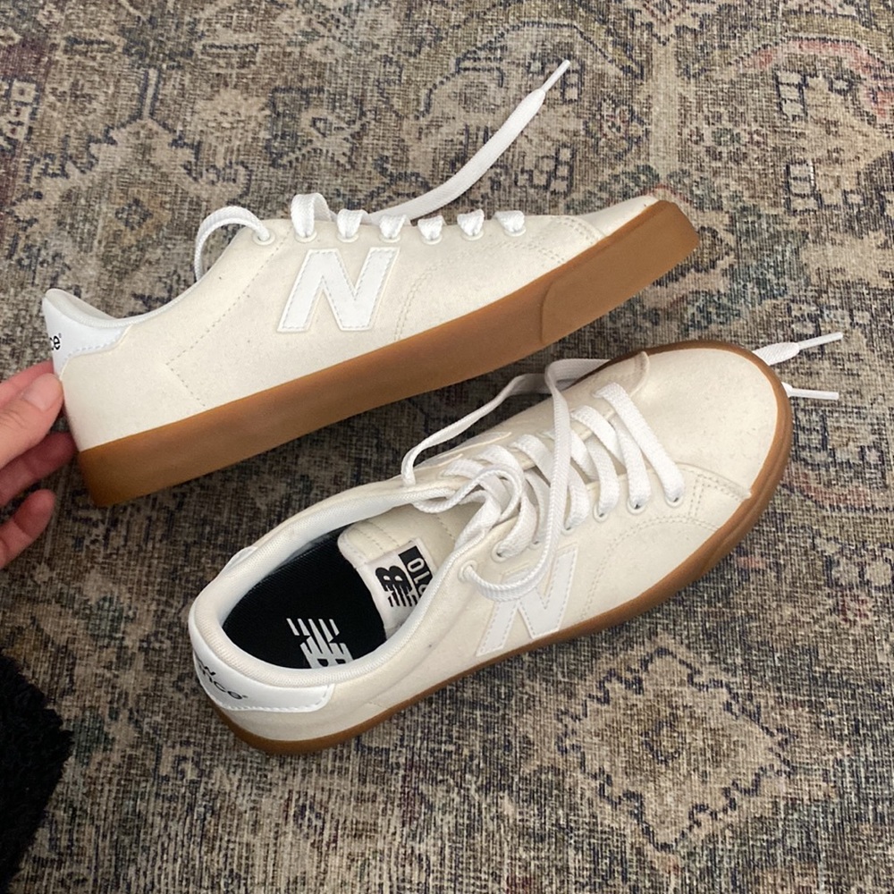 New Balance 210 In White/Gum unisex, women’s 8.5, men’s 7